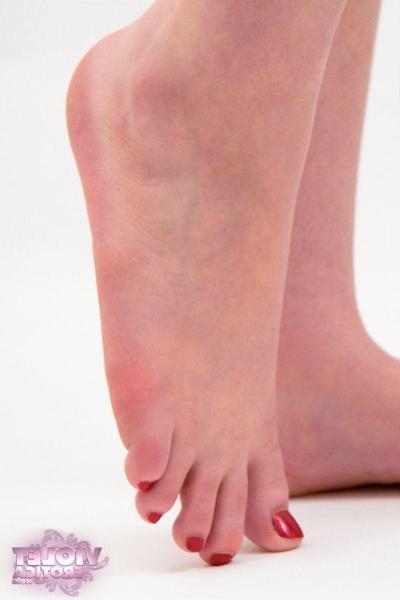 15P Pictures of Violet Erotica giving you sexy closeups