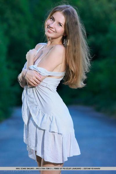 18P Brunette girl Vivian shows you every inch of her hot body in "Lekishen"