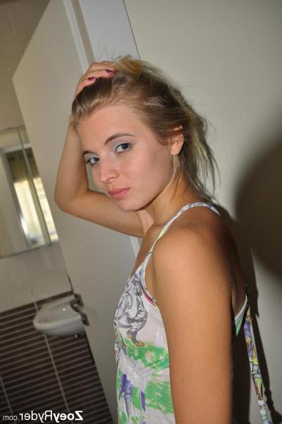 15P A pequena adolescente Zoey Ryder mostra seus peitos e bunda para você no banheiro