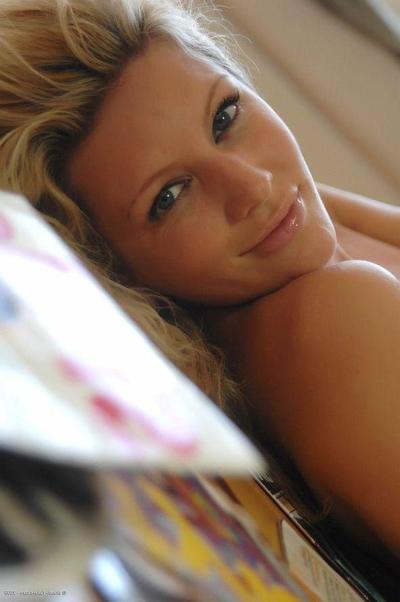 14P Pictures of a hot girl totally naked on magazines