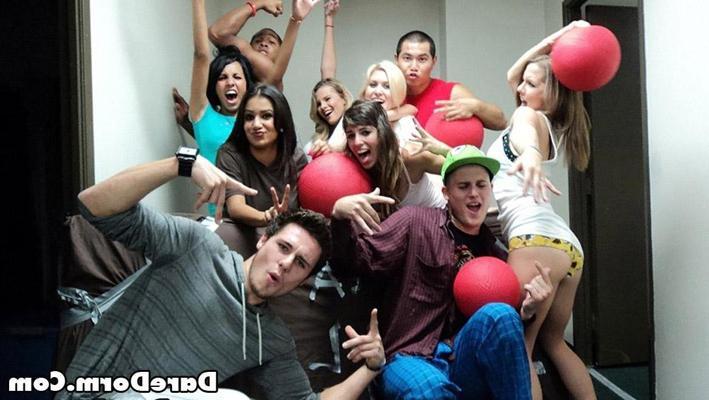 12P Hot amatuer teen college dorm girls getting it on threesome