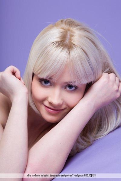 16P Pictures of a delicious blonde girl giving you her tight body