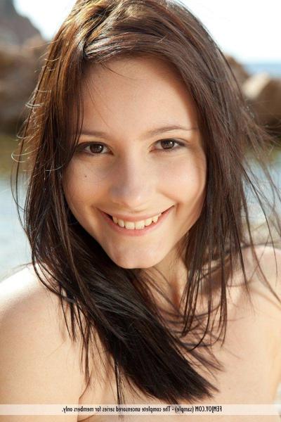 16P Pictures of a beautiful brunette ready to fuck