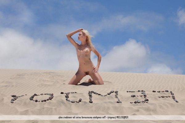 16P Pictures of a blonde hottie naked and ready to go