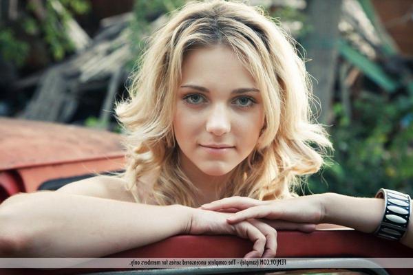 16P Pictures of a hot blonde teen completely naked just for your pleasure