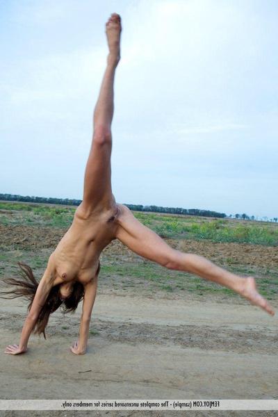 16P Pictures of a lovely teen girl naked outside