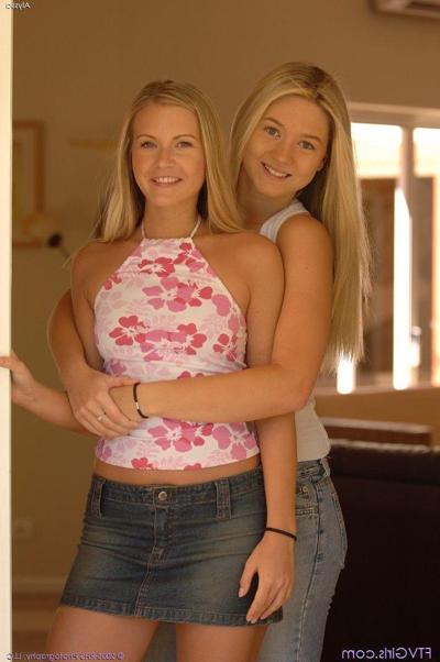 20P Pictures of Alyssa showing her hot body outside