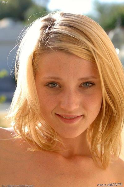 20P Bilder von der heißen Teenie Carli, die ihr Rosa für Sie ausbreitet