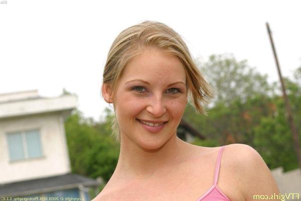 19P Pictures of Elle showing her naughty parts outside
