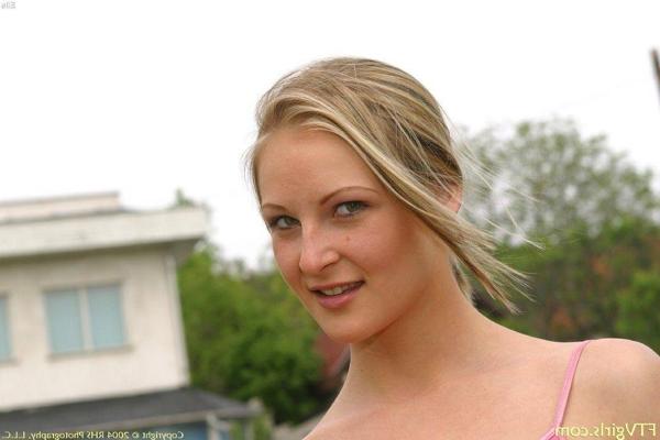 20P Bilder von Elle, wie sie sich draußen auszieht