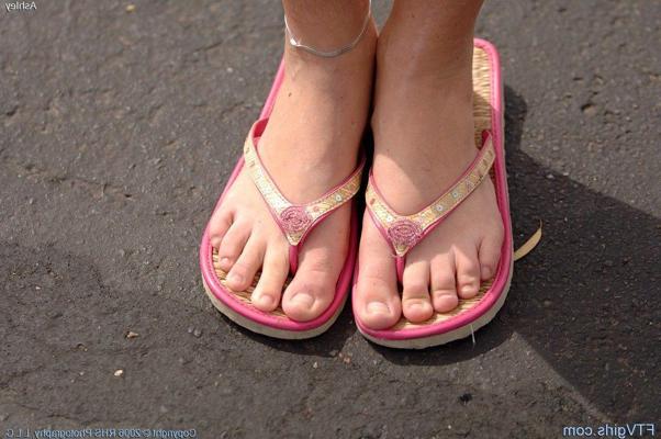 20P Pictures of teen amateur Ashley having some naked fun in public