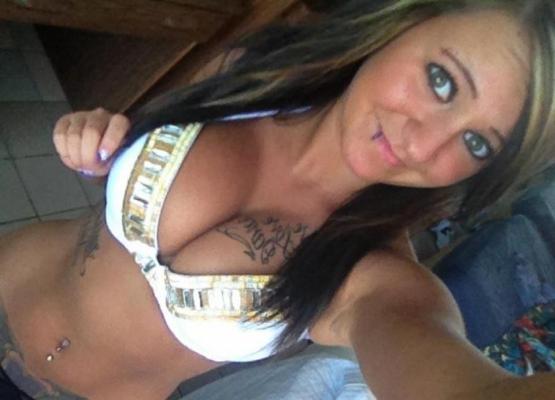 14P Busty college coed shows off her sexy body in selfies