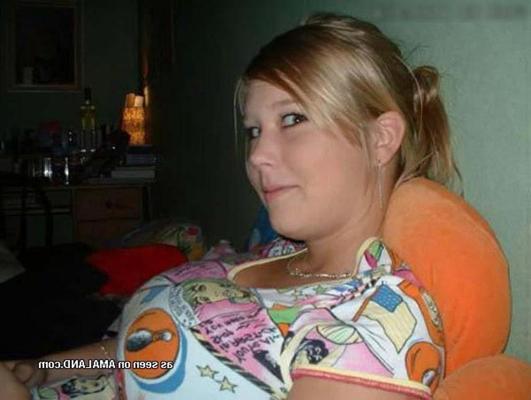 16P Фотографии горячей подружки с огромными сиськами, демонстрирующей свое декольте