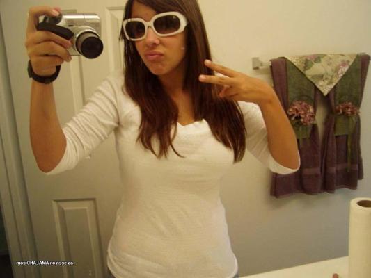15P Pictures of a gorgeous girlfriend taking pics of herself