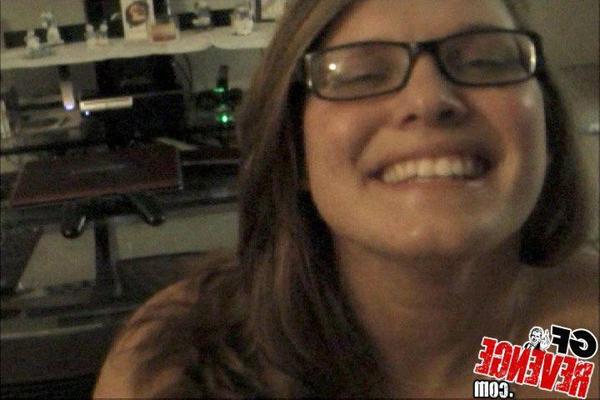 13P Pictures of an amateur girlfriend sucking a cock