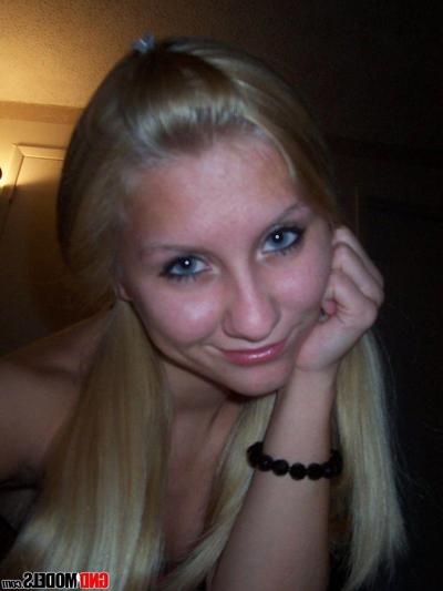 12P Pictures of a hot blonde girl taking pics of herself