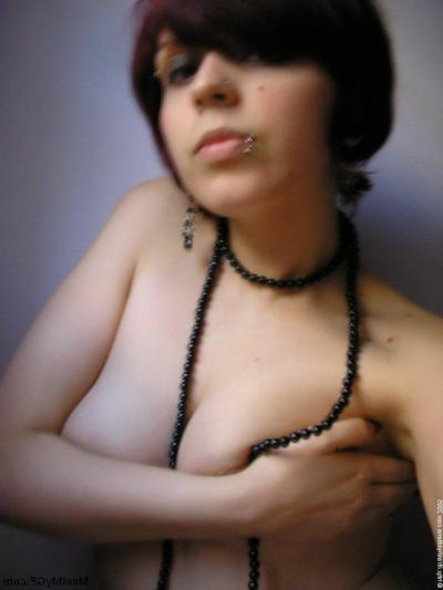 13P Pictures of a hot alt girl showing off