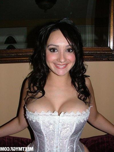 16P Pictures of a hot girlfriend teasing in lingerie