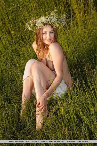 18P Der rothaarige Teenager Ginger Frost zieht sich draußen in „Ogeta“ aus