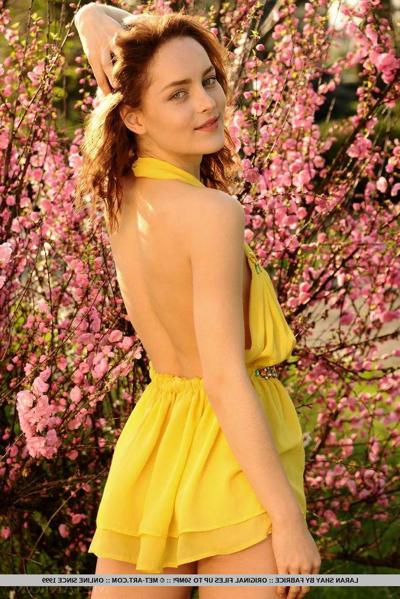 18P Beautiful girl Laran Shay gets naked at the park