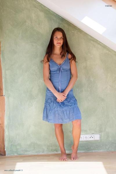 11P La jeune brune Vickie vous montre ce qui se passe dans sa robe.