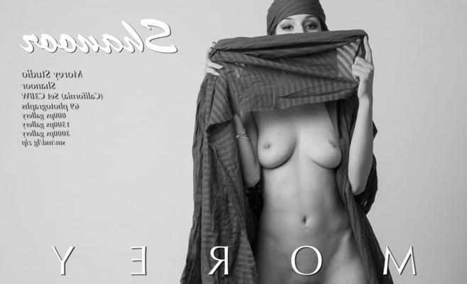 10P Exotic hottie Shanoor strips nude in the studio