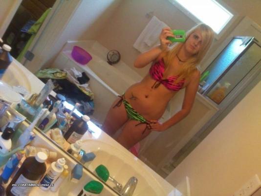 14P Heiße Galerie einer gepiercten und tätowierten blonden Freundin, die posiert