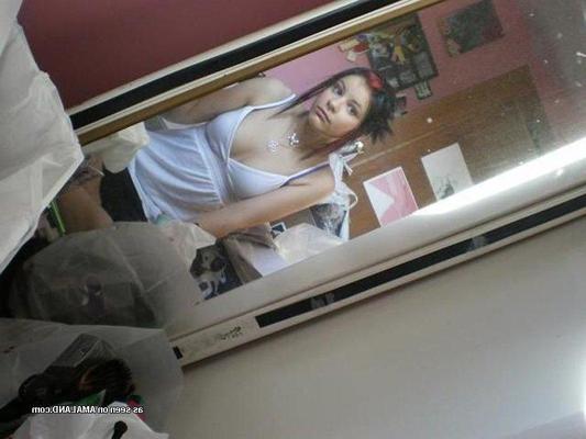 14P Gallery of an amateur emo babe teasing the camera
