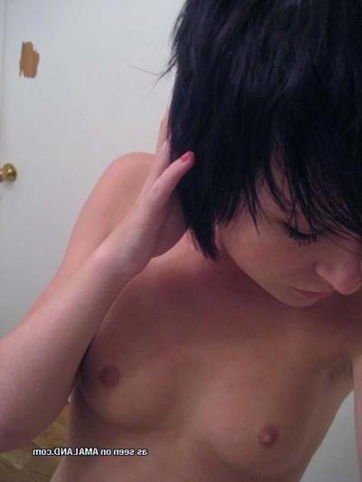 15P Photos of sexy alternative amateur cuties showing off