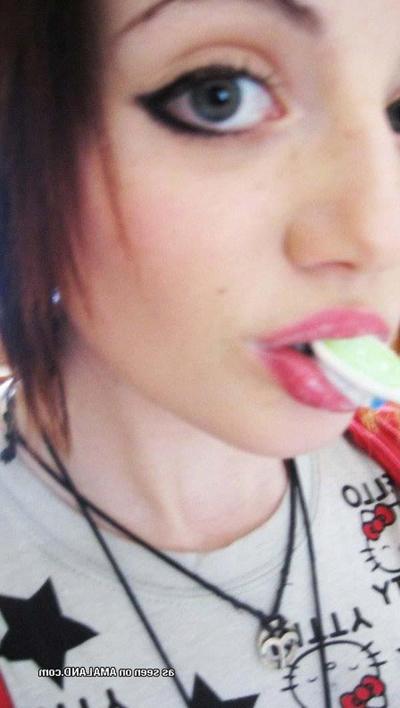 15P Picture gallery of a group of alternative hotties showing off