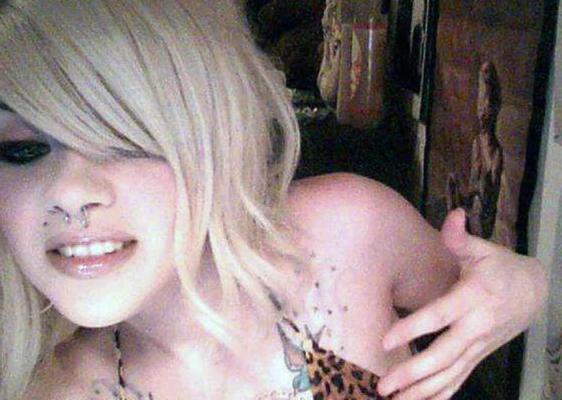 15P Pictures of gorgeous alt girlfriends showing off