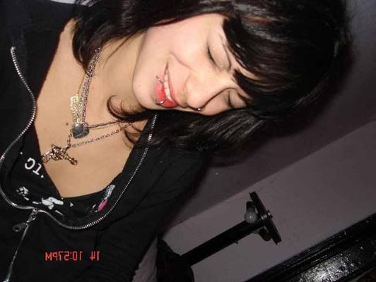 15P Pictures of hot alternative girlfriends showing their sexiness