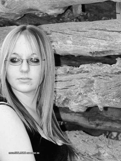 14P Pictures of a hot amateur emo babe displaying her shaven pussy