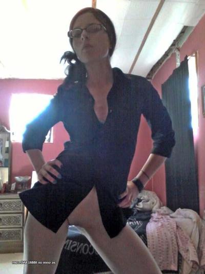 16P Galerie de photos des autophotos sexy d'une fille torride dans une scène torride.