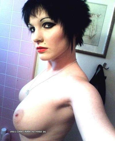 15P Picture gallery of an amateur punk hottie showing her tats