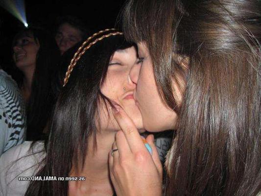 16P Pictures of lesbian sluts making out