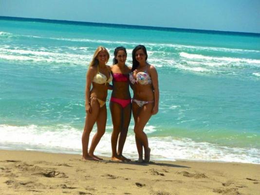 10P Copines en bikini chaudes et sexy affichent leurs corps serrés