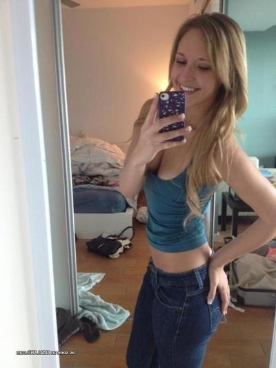 14P Photos of amateur girlfriends posing sexy on cam