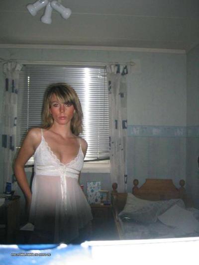 15P A gostosa exibindo seu corpo em uma camisola branca sexy