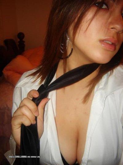 15P Softcore self-pics from this cute Asian-American chick
