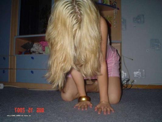 15P Süße blonde Amateur-Freundin modelliert ihre getarnte Unterwäsche