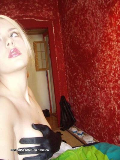 16P Pictures of a super hot blonde girlfriend taking pics of herself