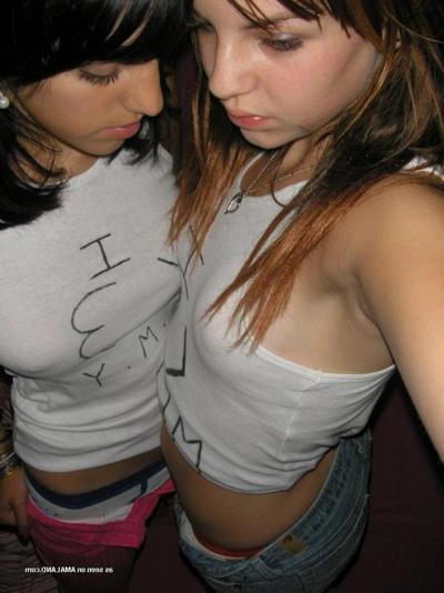 16P カメラの前で歩き回るセクシーな非ヌードのガールフレンドの写真