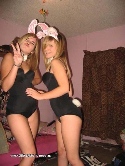 16P Picture set of playful amateur GFs getting naughty on camera