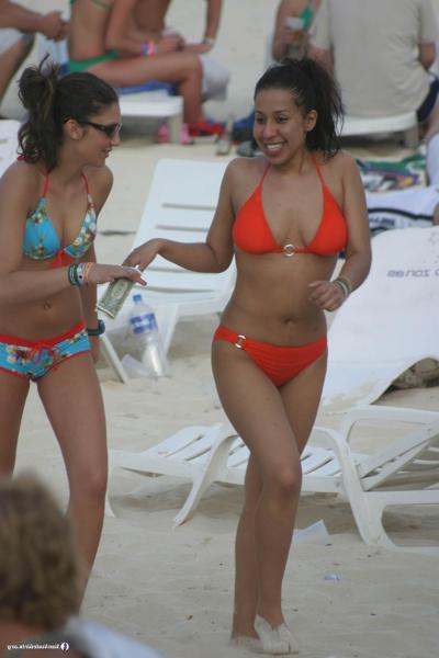 20P Pictures of beautiful coeds in bikinis