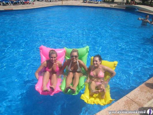 19P Photos d'étudiantes chaudes faisant des salopes en bikini