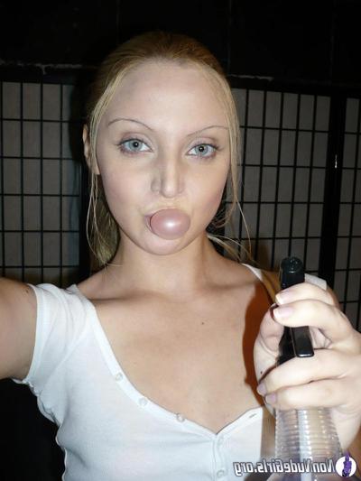20P Pictures of hot girls showing their bodies