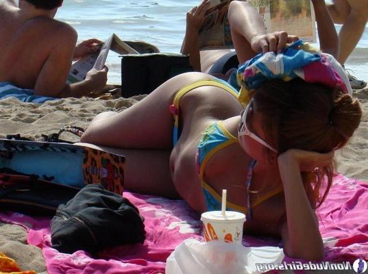 20P Pictures of hot girls in bikinis