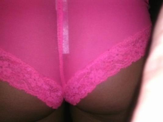 15P Amateur naughty girlfriend strips naked and pussy-plays