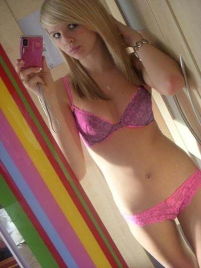 10P Chicas traviesas muestran sus cuerpos apretados mientras posan